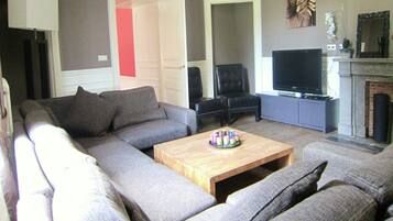 Télévision, lecteur de DVD, baby-foot