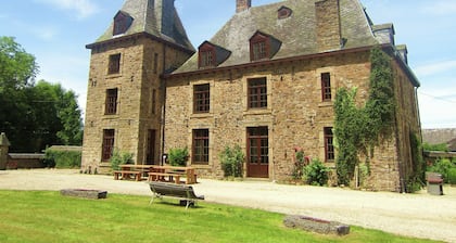 Luxueux château, piscine privée et sauna dans les Ardennes