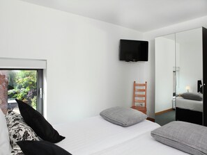 3 bedrooms, iron/ironing board, WiFi