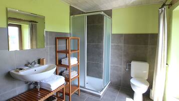 Bathtub, towels