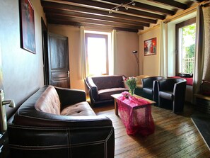 TV, lareira, pebolim, mesa de pingue-pongue