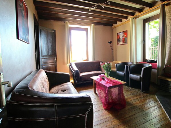 Fernseher, Kamin, Tischfußball, Tischtennisplatte