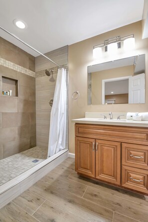 Shower, free toiletries, towels - Redfield - 4 Bedroom Home - Scottsdale (Scottsdale)