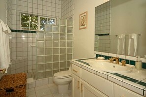 House, 4 Bedrooms | Bathroom