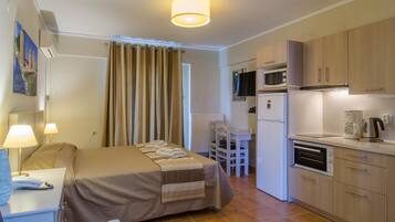 Studio Standard, vue mer | 1 chambre, coffres-forts dans les chambres, bureau, rideaux occultants