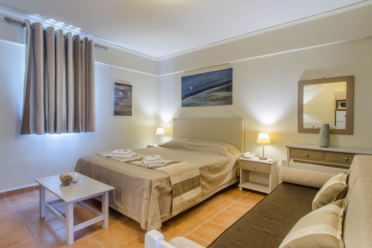 Superior Triple Room (Triple) | 1 bilik tidur, peti besi dalam bilik, meja, langsir/tirai gelap terus