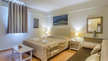 Superior Triple Room (Triple) | In-room safe, desk, blackout drapes, soundproofing