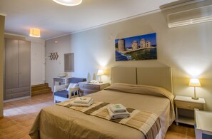 Estudio estándar, vista al mar | Caja de seguridad en la habitación, escritorio y cortinas blackout