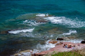 Playa en los alrededores, camastros y sombrillas