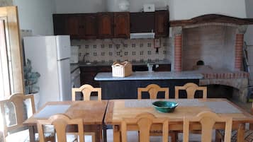 Villa, 4 habitaciones | Cocina privada | Refrigerador, microondas, horno y lavavajillas