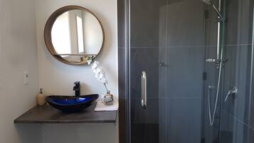 Shower, perlengkapan mandi gratis, dan handuk