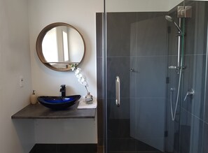 Shower, perlengkapan mandi gratis,  dan handuk