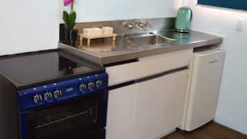 Lemari es, microwave, oven, dan kompor