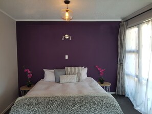 أغطية فراش متميزة ومكواة/لوح كي وأسرّة أطفال/رضّع (مجانًا)