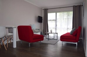 Apartemen Mewah, 1 kamar tidur | Area keluarga | TV layar datar