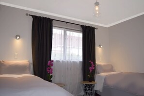 Habitación clásica | Ropa de cama de alta calidad y tabla de planchar con plancha 
