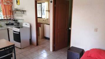 Vila Standar, 1 kamar tidur, dapur, pemandangan laut terbatas | Dapur pribadi | Lemari es besar, microwave, kompor, dan mesin pembuat kopi/teh