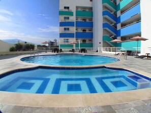 Una piscina al aire libre
