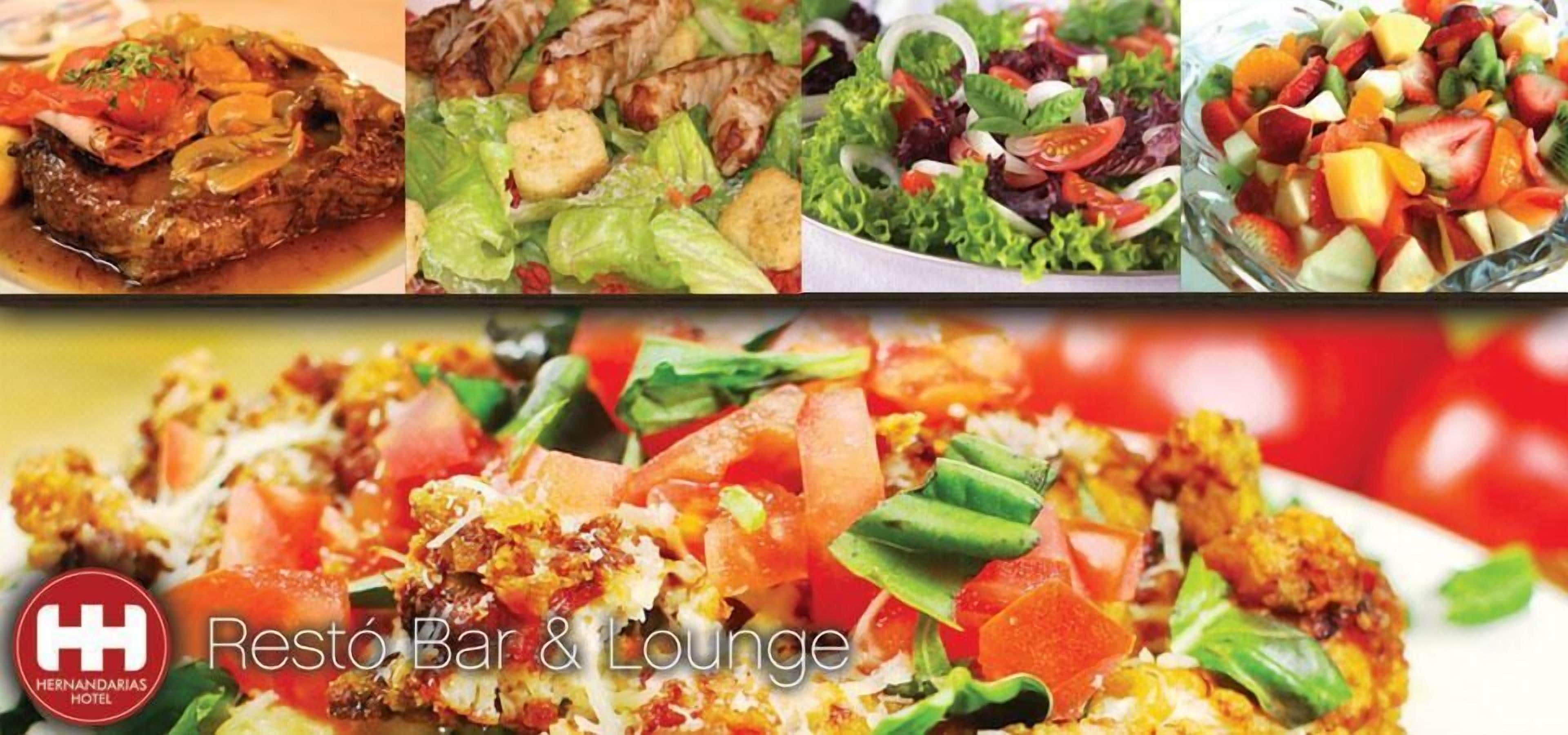 Variedad de platos, incluyendo carne, ensaladas y fruta.