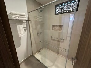 Quarto triplo superior | Banheiro | Chuveiro, produtos de toalete grátis, secador de cabelo 