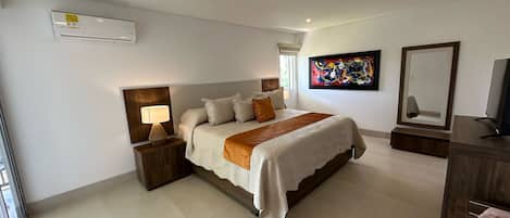 Un dormitorio moderno con una cama grande, mesitas de noche, un televisor y un cuadro en la pared.