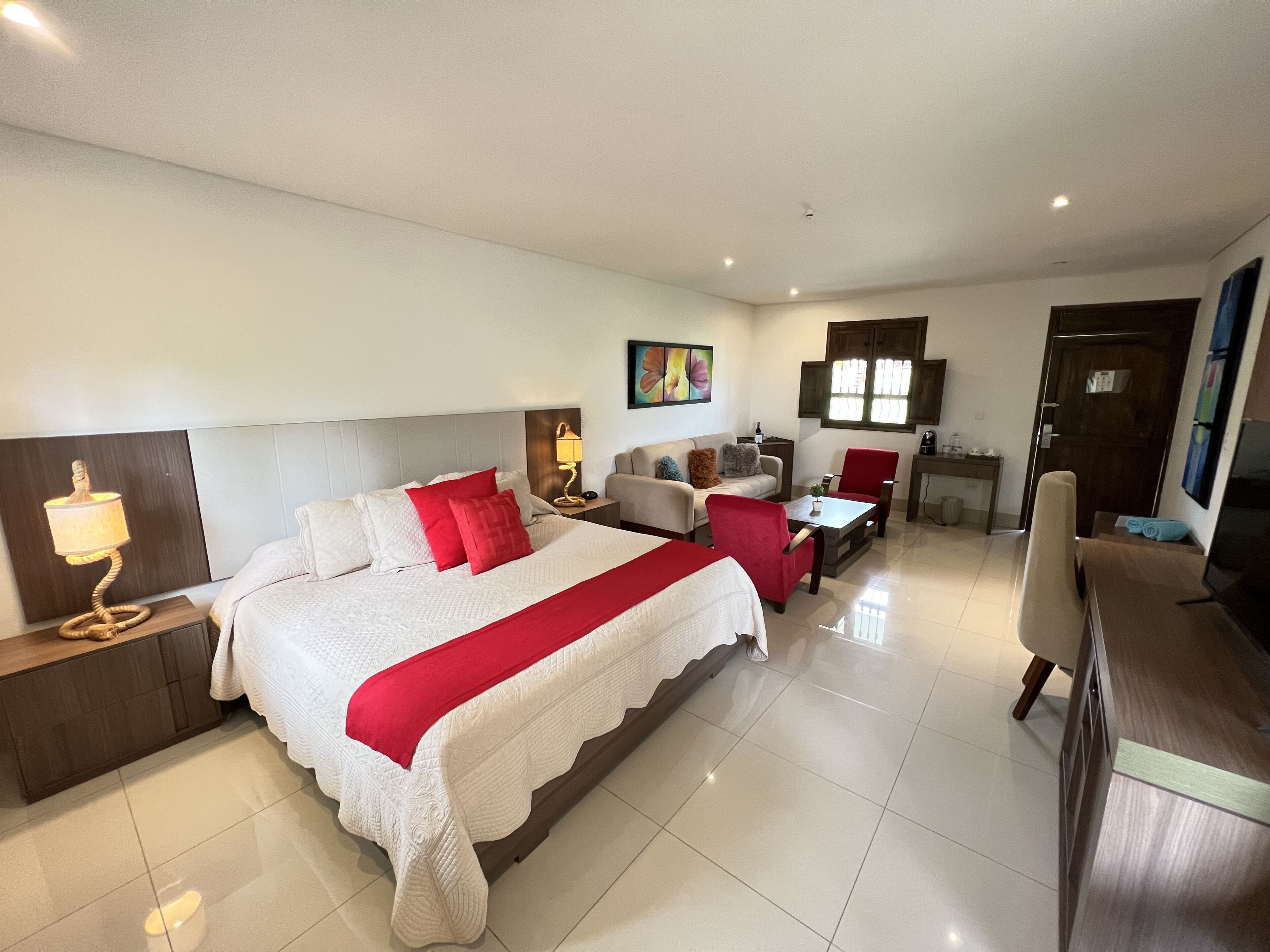 Deluxe-Studiosuite, 1 King-Bett | Minibar, Zimmersafe, kostenloses WLAN, Rollstuhlgeeignet