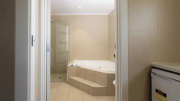Premier King Spa | Bathroom