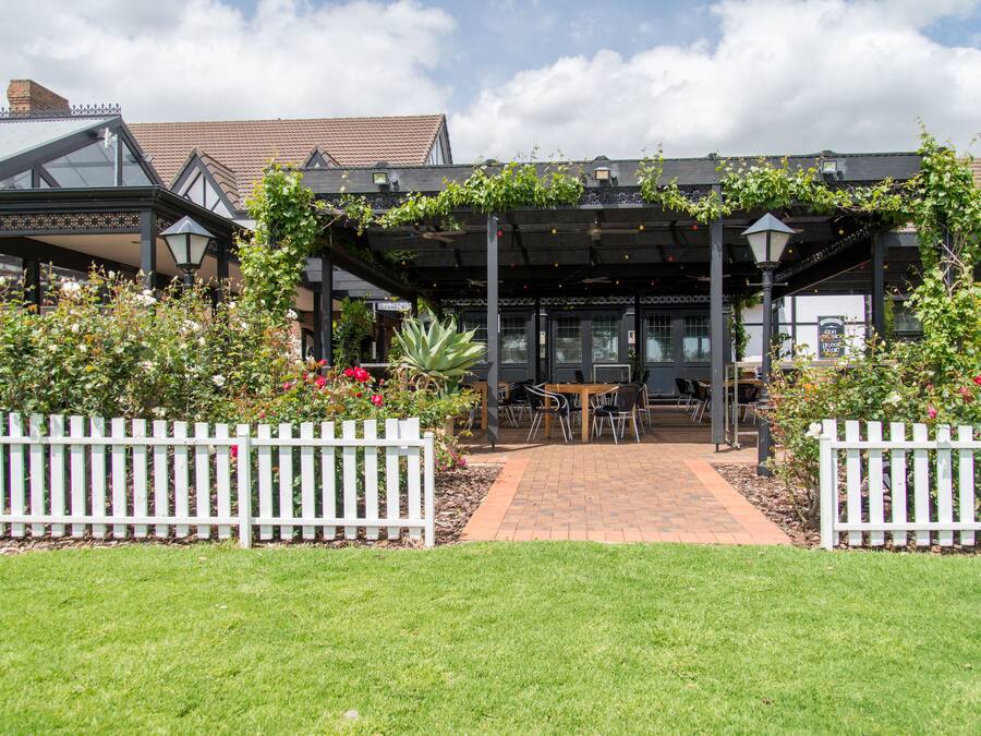 Melayani makan siang dan makan malam