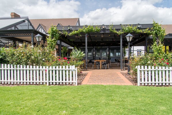 تقديم الغداء والعشاء