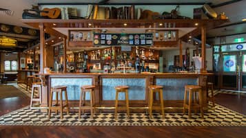 Bar (trong khuôn viên)