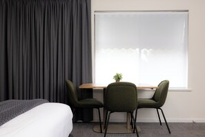Habitación Premier, 2 habitaciones (King) | Escritorio y espacio para trabajar con un portátil
