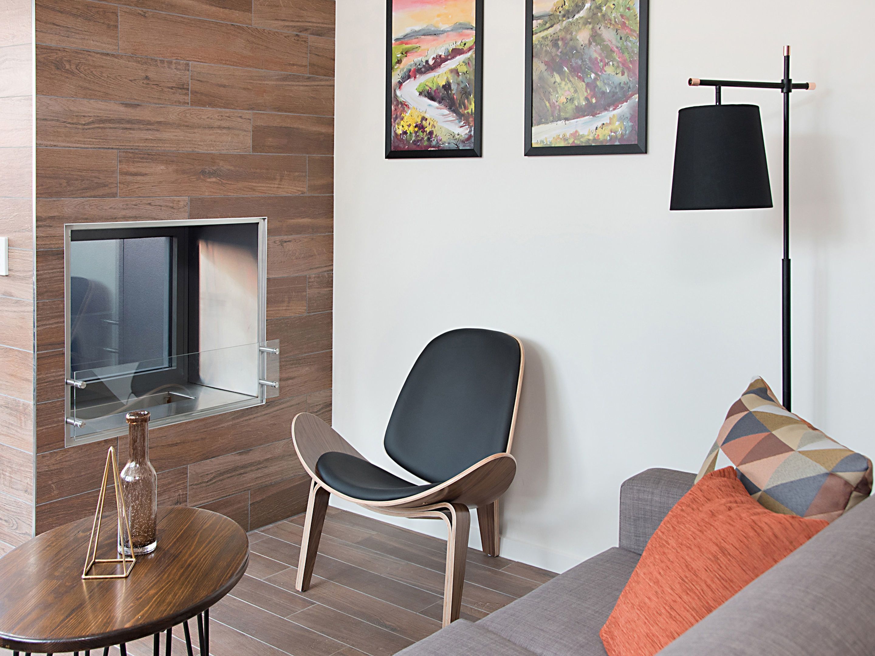 32-inch flat-screen tv with satellite channels, tv, pay films