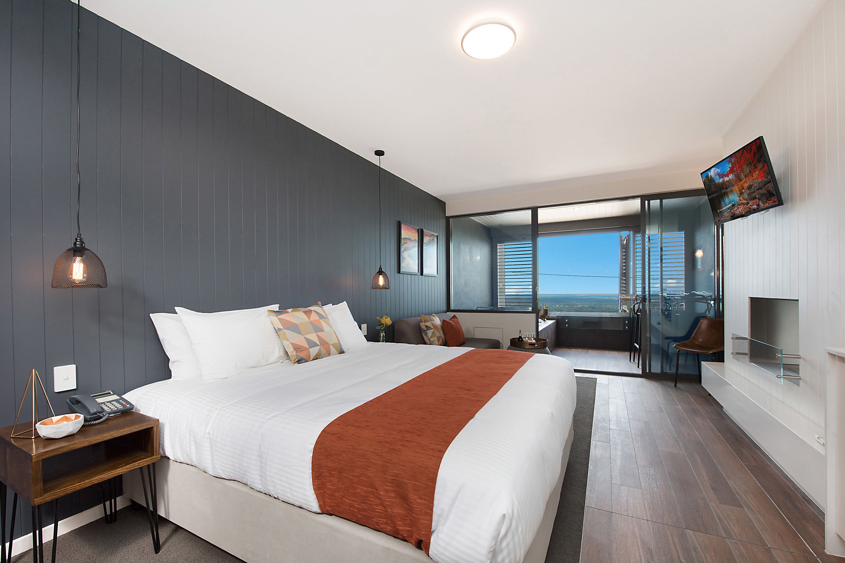 32-tums platt-tv med satellitkanaler, tv och betalfilmer