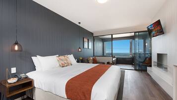 ์์ฑ ์ฑ๋ ์์ฒญ์ด ๊ฐ๋ฅํ 32์ธ์น ํ๋ฉด TV, TV, ์ ๋ฃ ์ํ