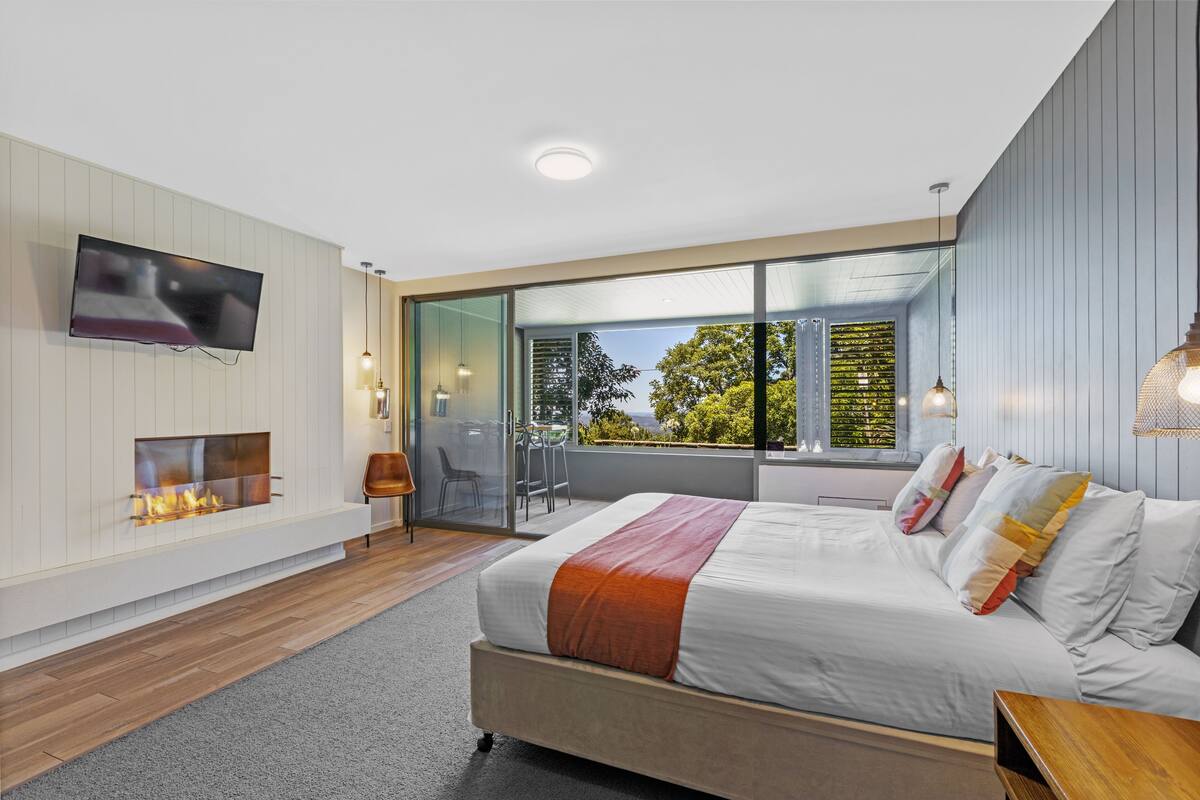 1 bedroom with studio spa suite - ground | living area | 32-inch flat-screen tv with satellite channels, tv, pay films