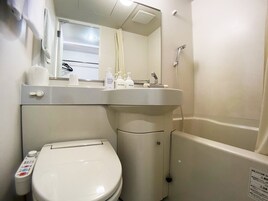 淋浴/盆浴组合、 吹风机、拖鞋、坐浴桶