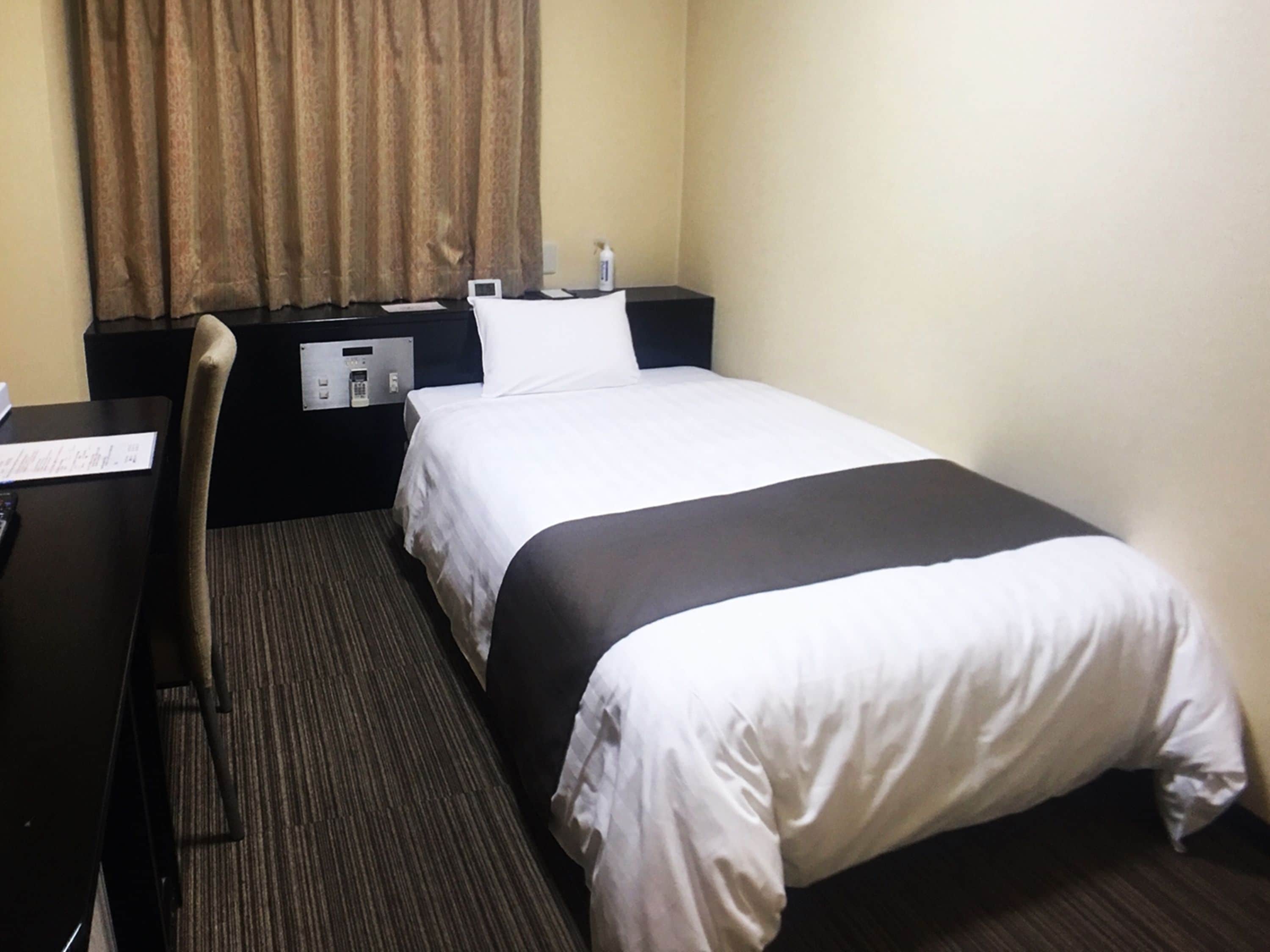 standard single room, 1 large single bed, smoking | down duvets, desk, laptop workspace, blackout curtains