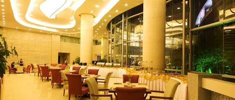 2 restaurants servant le petit déjeuner, spécialités Cuisine chinoise