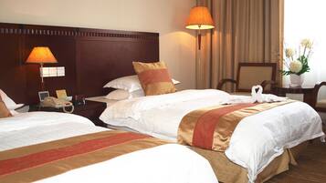 Deluxe Twin Room | Minibar, in-room safe, desk, blackout curtains