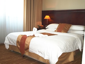 Business Room | Minibar, in-room safe, desk, blackout drapes - Century Hotel Taicang (Suzhou)