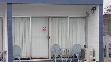 Kahden hengen businesshuone (kaksi sänkyä), 1 makuuhuone, mikroaaltouuni | Minibaari, työpöytä, silitysrauta/-lauta, ilmainen Wi-Fi