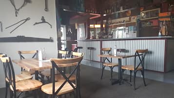 2 bars/lounges
