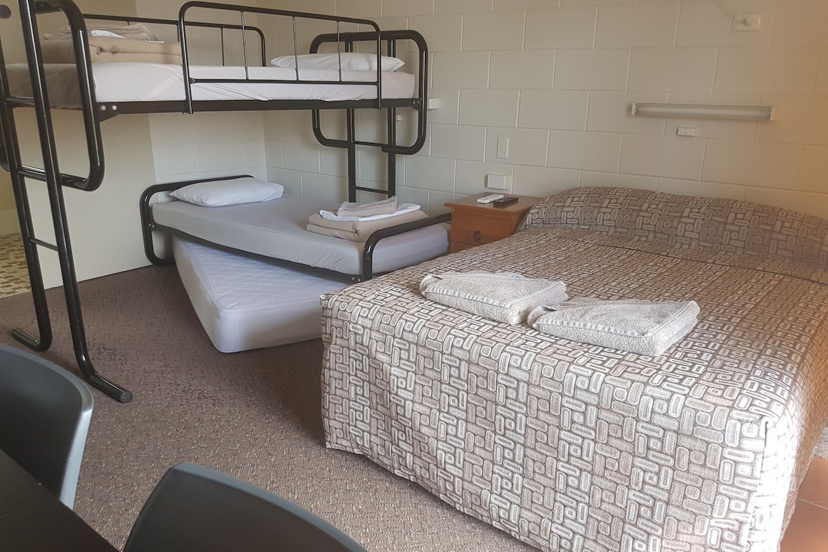 Minibar, escritorio, tabla de planchar con plancha y wifi gratis 
