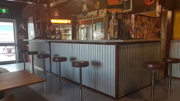 2 bars/lounges