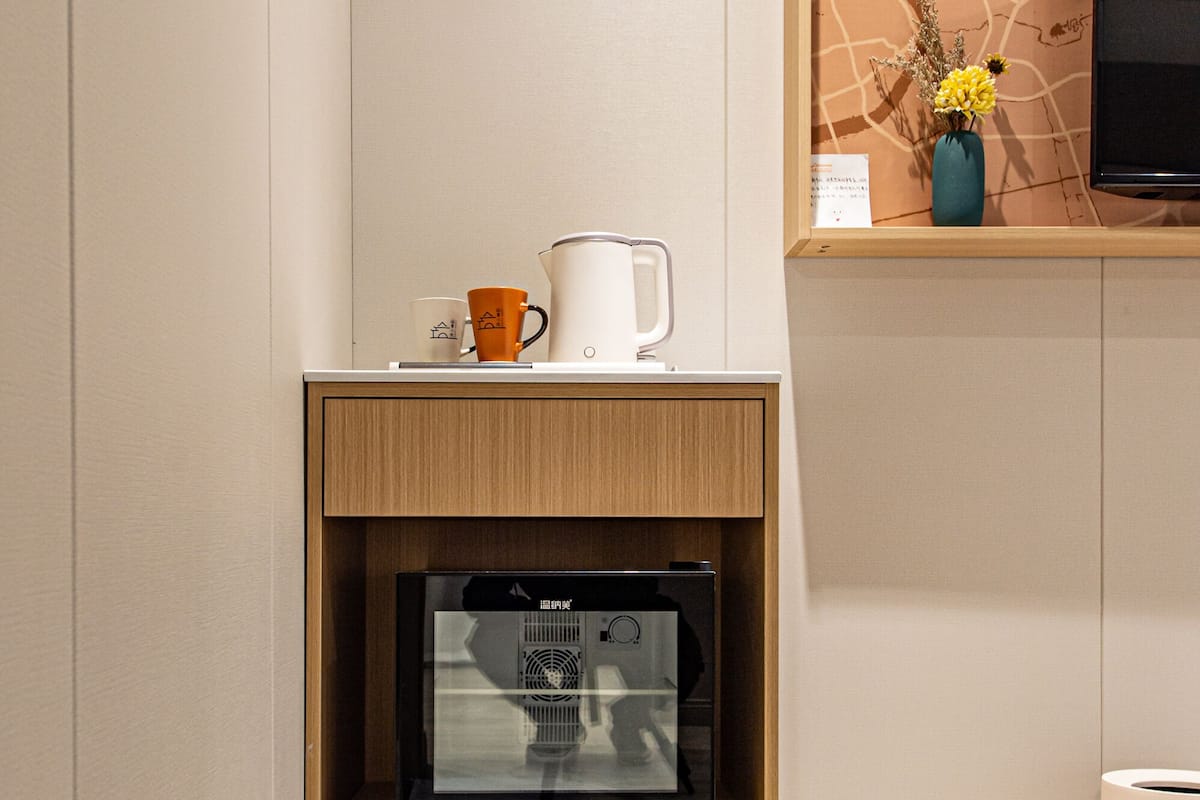 1 bedroom, desk, blackout curtains, free cots/infant beds