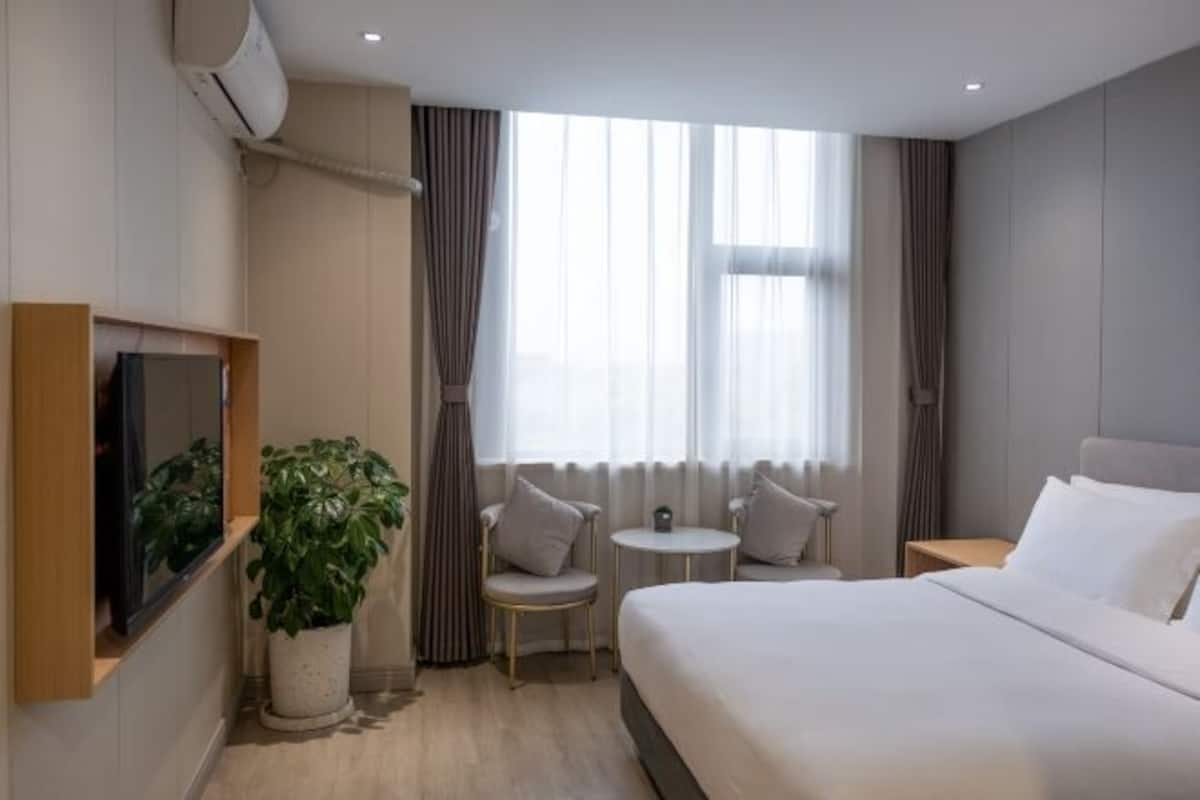 Bàn, màn/rèm cản sáng, nôi (giường cho trẻ sơ sinh) miễn phí