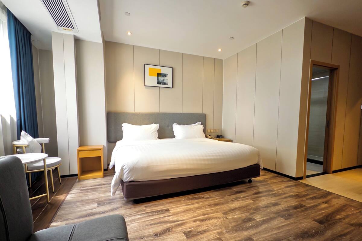 Standard King Room | Desk, blackout drapes, cribs (free), WiFi (free)