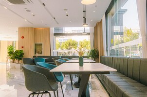 每日供應當地菜式早餐 (費用另計)
