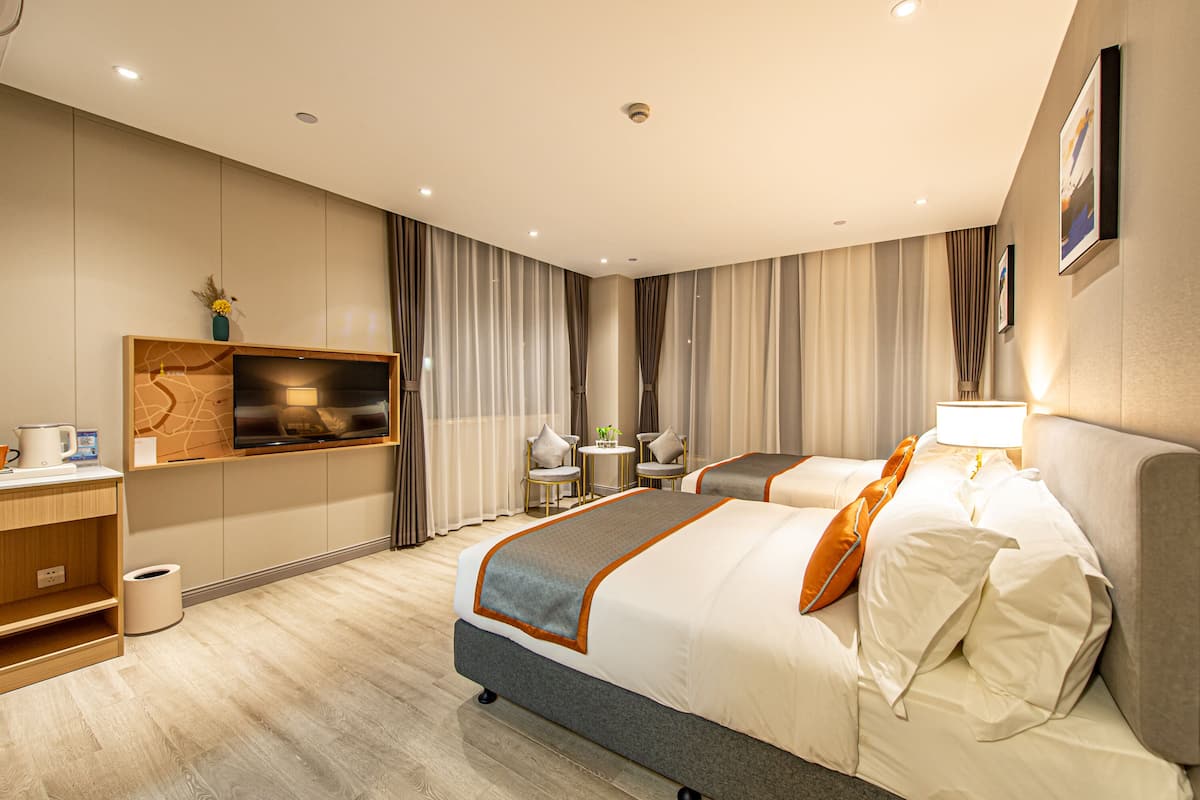 family room | 1 bedroom, desk, blackout curtains, free cots/infant beds