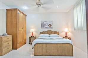 Desk, soundproofing, iron/ironing board, free WiFi - Butterfly Garden - A Boutique Residence (Pattaya)